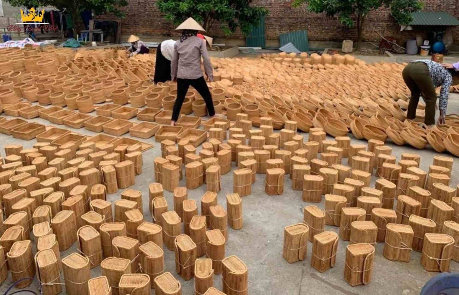 Handmade rattan tray production in Vietnam workshop