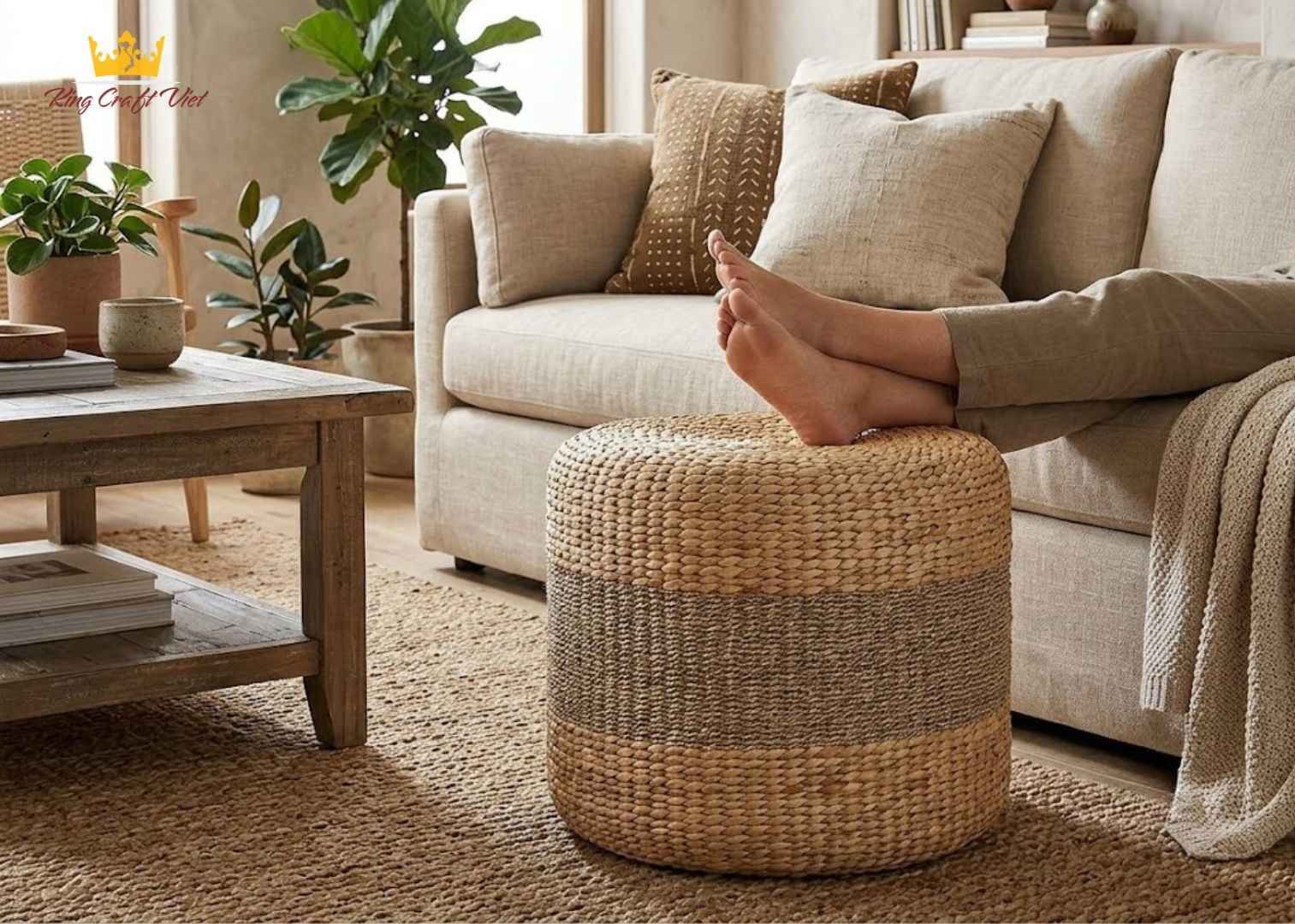 Round water hyacinth woven pouf