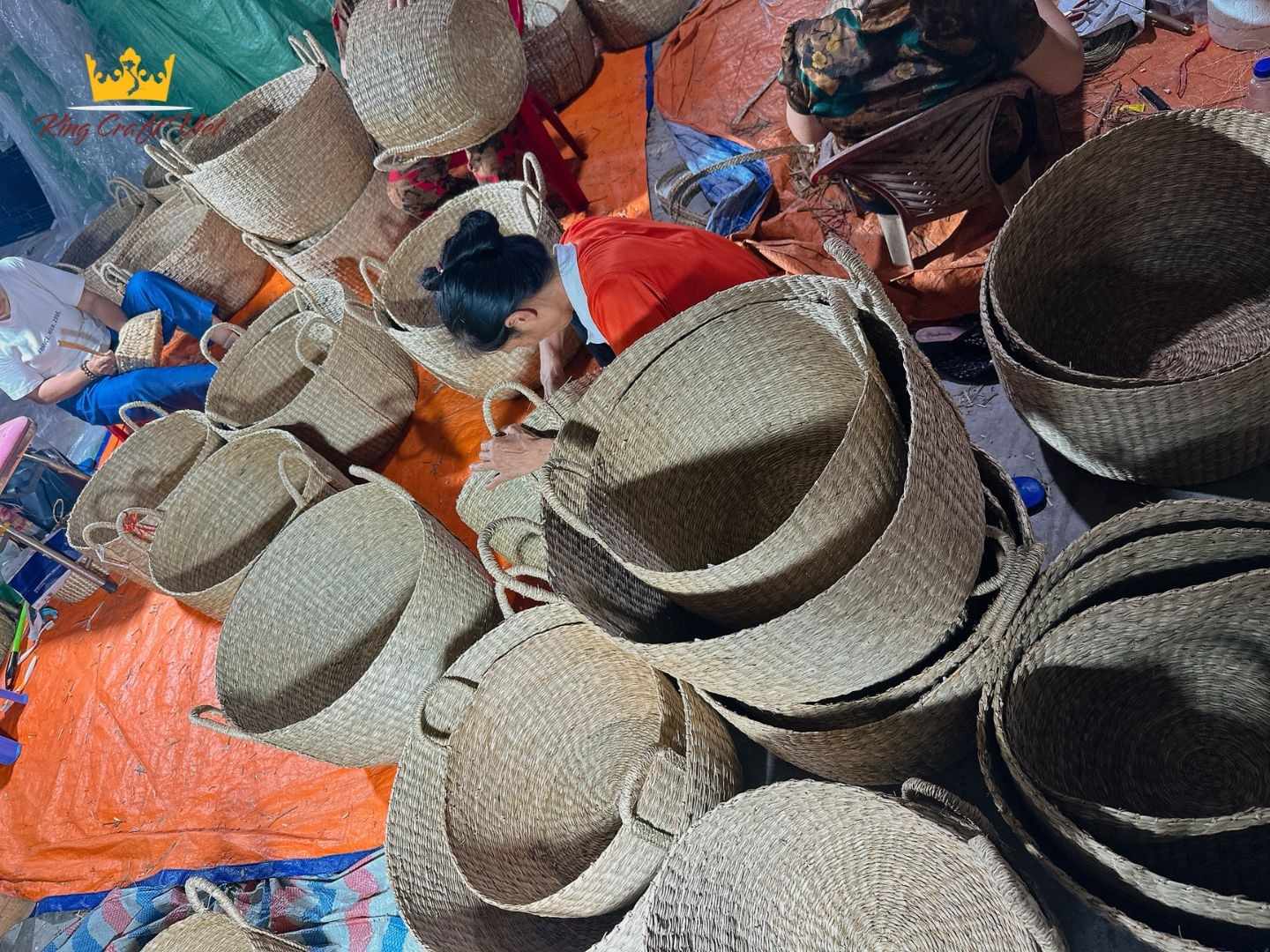 Vietnamese artisans weaving handmade seagrass home decor products